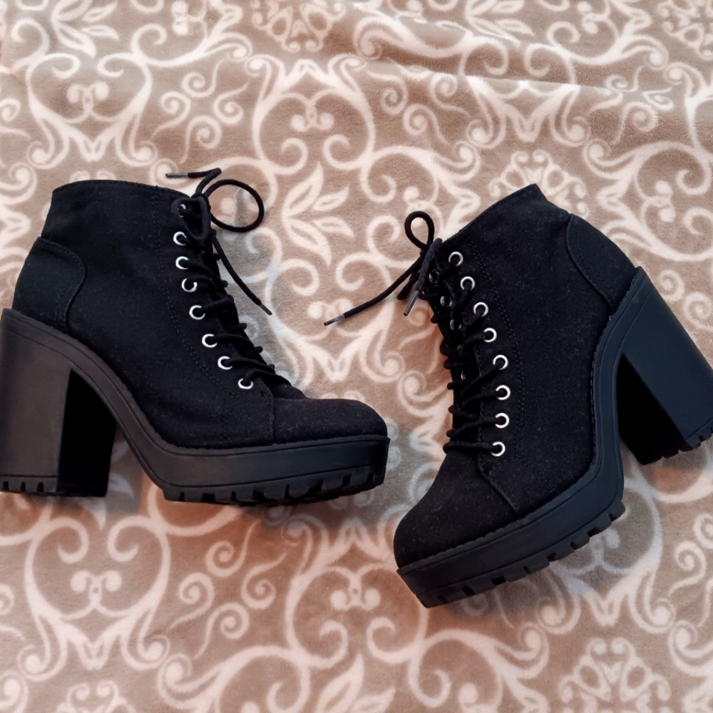 Boots size 7